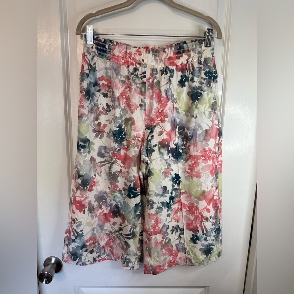 NWT Athleta Women’s Floral Savannah Bermuda Shorts - Size Medium
